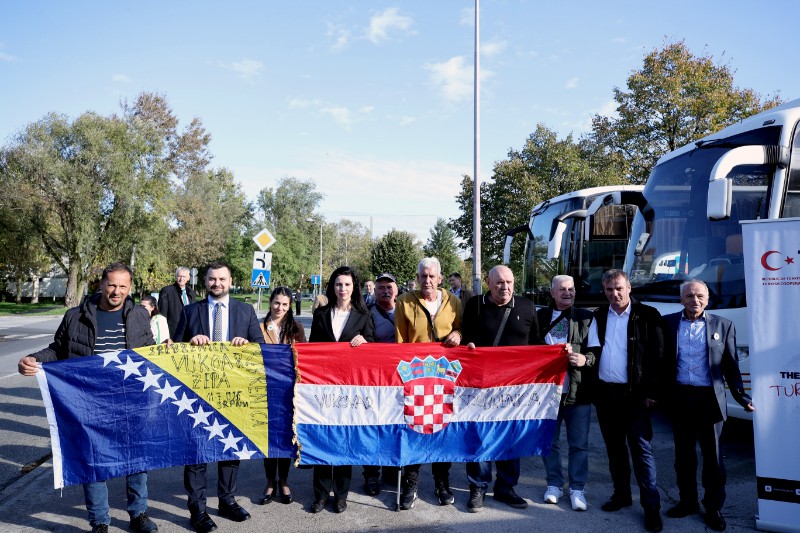 Ispraćaj sudionika konvoja mladih Bošnjaka Hrvatske u Memorijalni centar u Potočarima