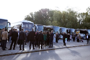 Ispraćaj sudionika konvoja mladih Bošnjaka Hrvatske u Memorijalni centar u Potočarima