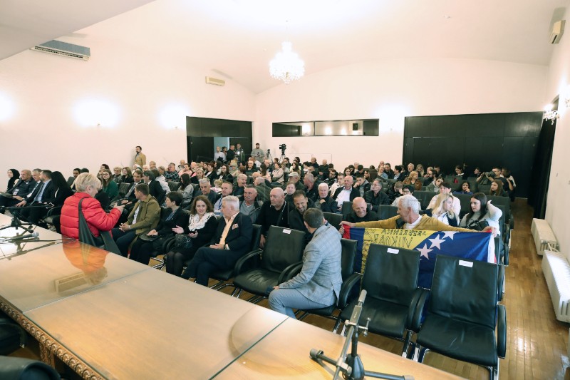 Ispraćaj sudionika konvoja mladih Bošnjaka Hrvatske u Memorijalni centar u Potočarima