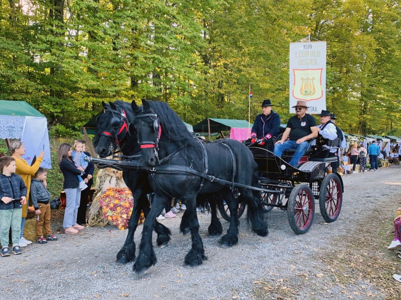 Komušana i Fijakerijada oživjeli tradiciju života na selu