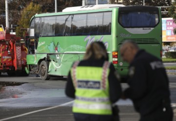 Sudar tramvaja i autobusa na rotoru u Zapruđu 