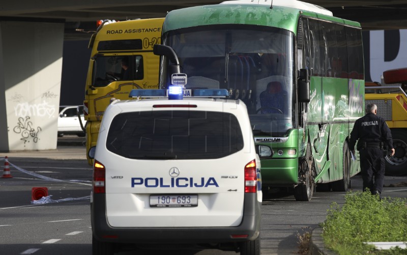 Sudar tramvaja i autobusa na rotoru u Zapruđu 