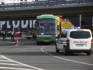 Sudar tramvaja i autobusa na rotoru u Zapruđu 