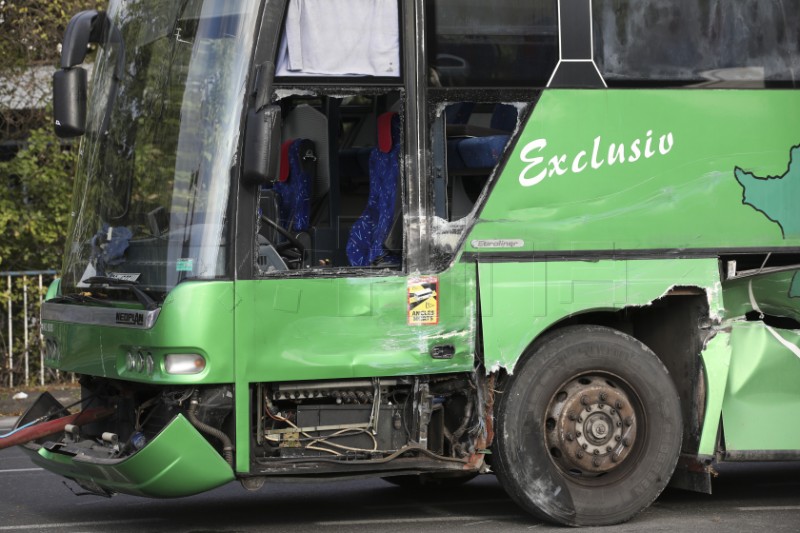 Sudar tramvaja i autobusa na rotoru u Zapruđu 