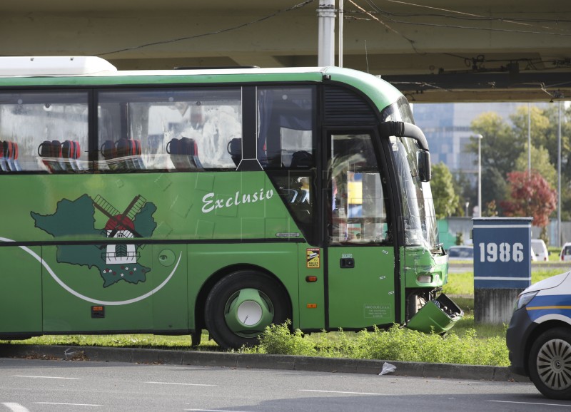 Sudar tramvaja i autobusa na rotoru u Zapruđu 