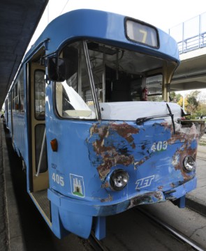 Sudar tramvaja i autobusa na rotoru u Zapruđu 