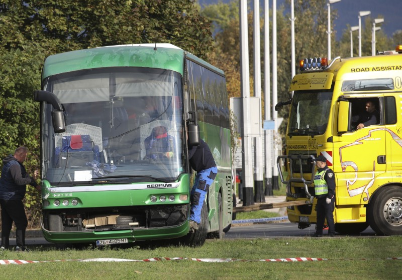 Sudar tramvaja i autobusa na rotoru u Zapruđu 