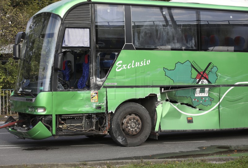 Sudar tramvaja i autobusa na rotoru u Zapruđu 