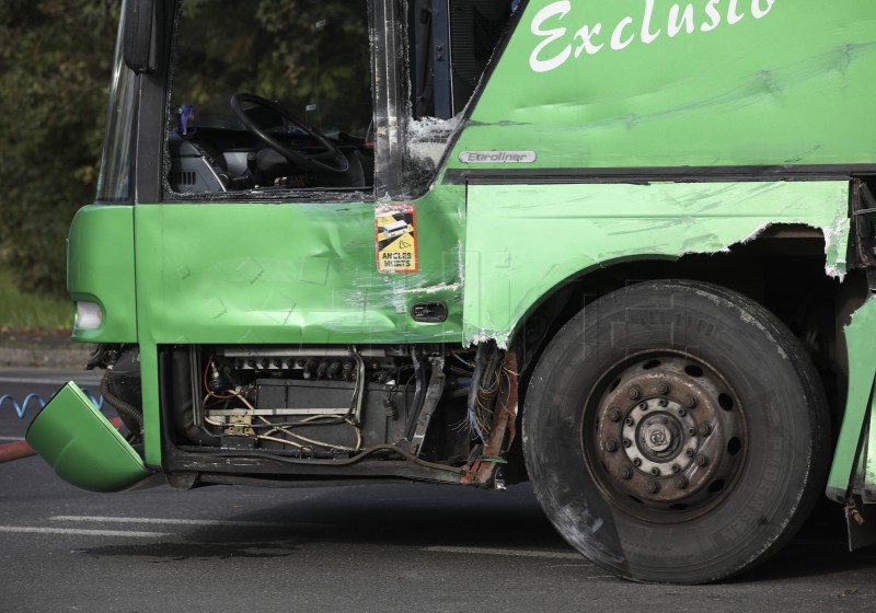 Sudar tramvaja i autobusa na rotoru u Zapruđu 