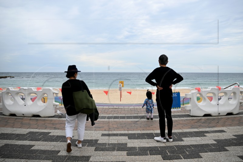 AUSTRALIA COOGEE BEACH TARBALLS