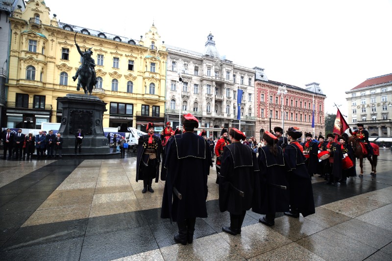 Svečanost smjene straže pješačko-konjičkog postroja Kravat pukovnije