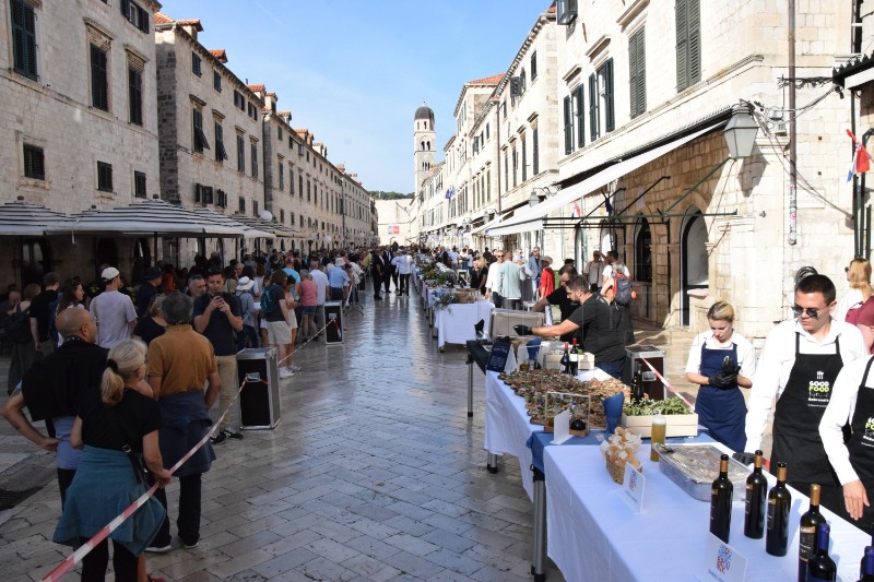 Dubrovnik: Na Stradunu održana humanitarna "Dubrovačka trpeza“