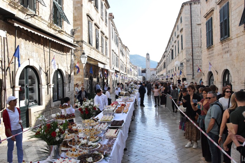 Dubrovnik: Na Stradunu održana humanitarna "Dubrovačka trpeza“