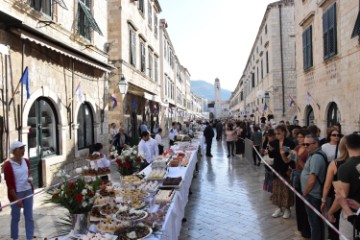 Dubrovnik: Na Stradunu održana humanitarna "Dubrovačka trpeza“