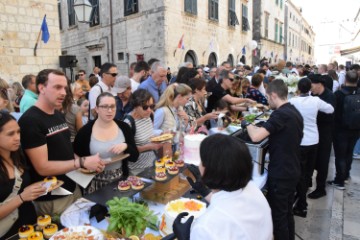 Dubrovnik: Na Stradunu održana humanitarna "Dubrovačka trpeza“