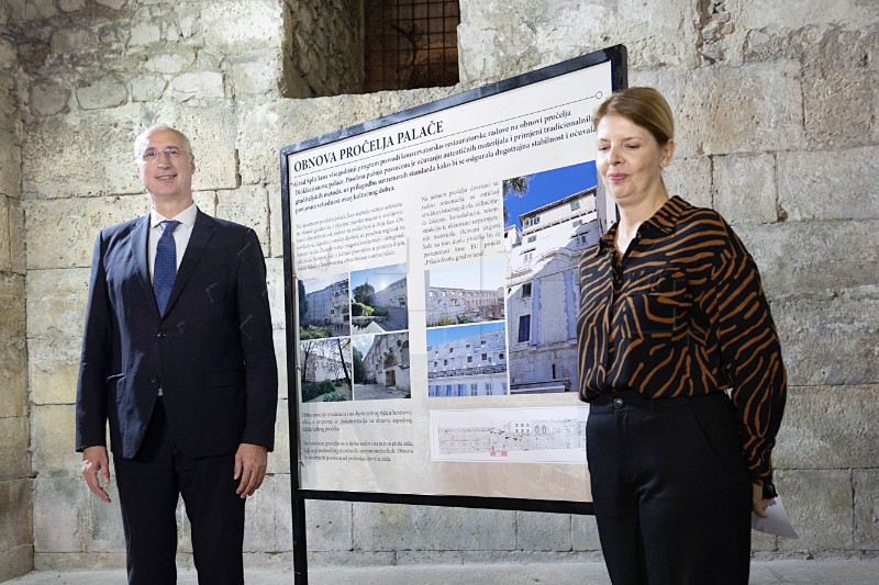 Gradonačelnik Splita Ivica Puljak na otvorenju izložbe u Dioklecijanovim podrumima