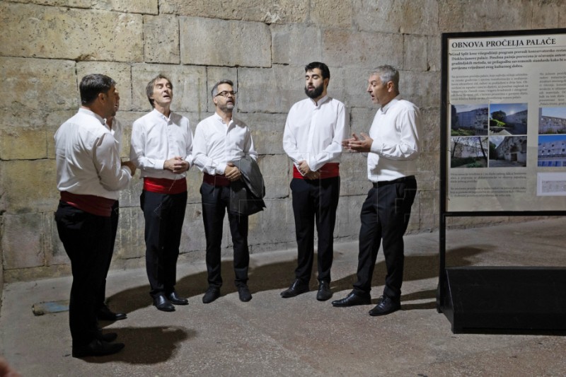 Gradonačelnik Splita Ivica Puljak na otvorenju izložbe u Dioklecijanovim podrumima