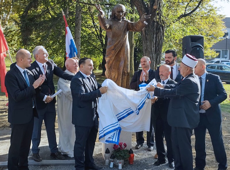 U Osijeku otkriven spomenik Majci Terezi