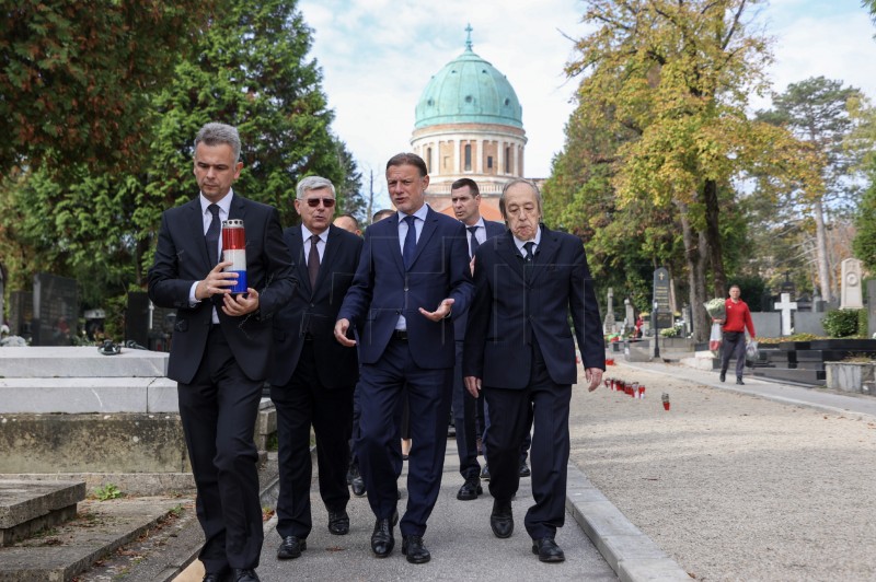 Jandroković položio vijenac i zapalio svijeću na Mirogoju