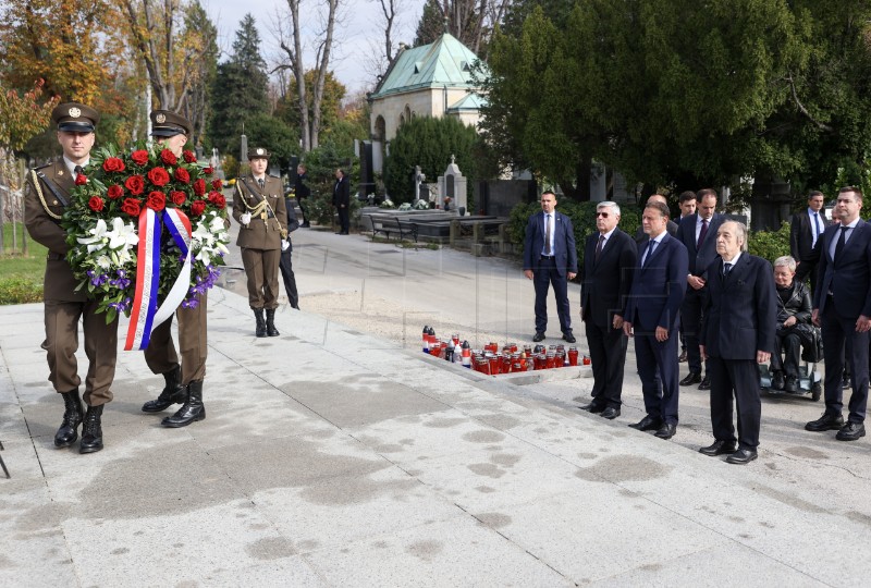 Jandroković položio vijenac i zapalio svijeću na Mirogoju