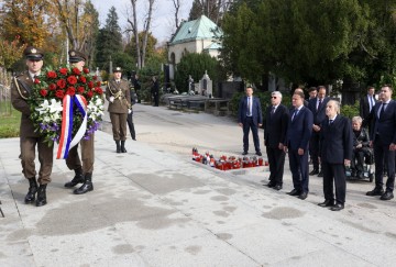 Jandroković položio vijenac i zapalio svijeću na Mirogoju