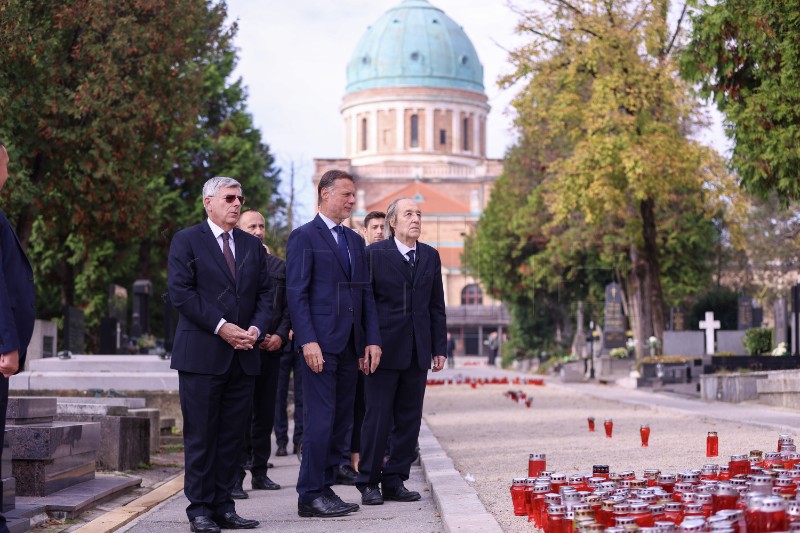 Jandroković položio vijenac i zapalio svijeću na Mirogoju