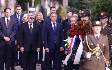 Jandroković položio vijenac i zapalio svijeću na Mirogoju