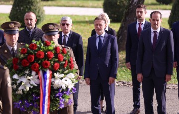 Jandroković položio vijenac i zapalio svijeću na Mirogoju