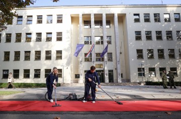 Priprema crvenog tepiha za dolazak predsjednika Milanovića u MORH