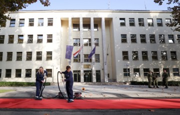 Priprema crvenog tepiha za dolazak predsjednika Milanovića u MORH