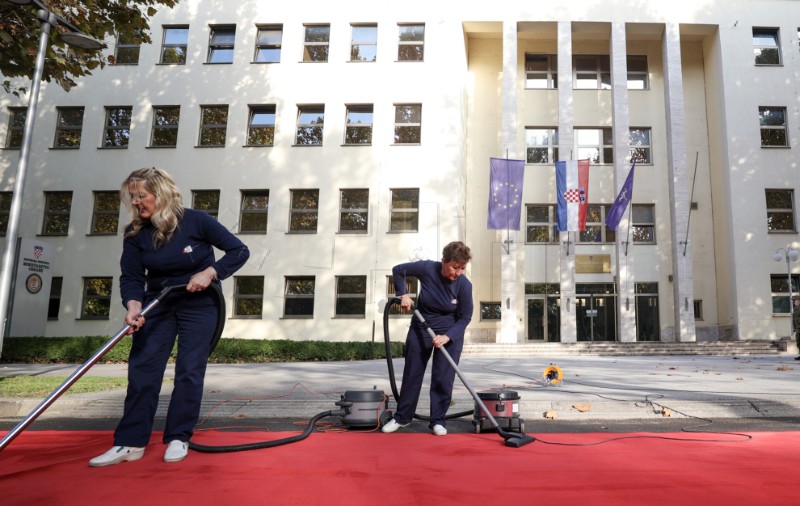 Priprema crvenog tepiha za dolazak predsjednika Milanovića u MORH