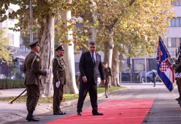 Svečani doček predsjednika Milanovića ispred MORH-a