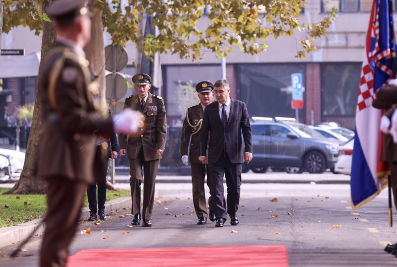 Svečani doček predsjednika Milanovića ispred MORH-a