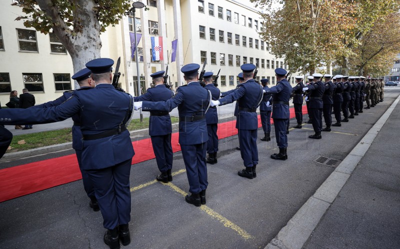 Svečani doček predsjednika Milanovića ispred MORH-a