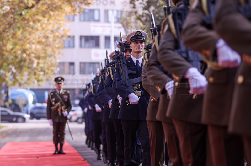 Svečani doček predsjednika Milanovića ispred MORH-a