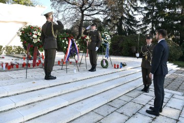 Izaslanik predsjednika Milanovića položio vijence na Mirogoju