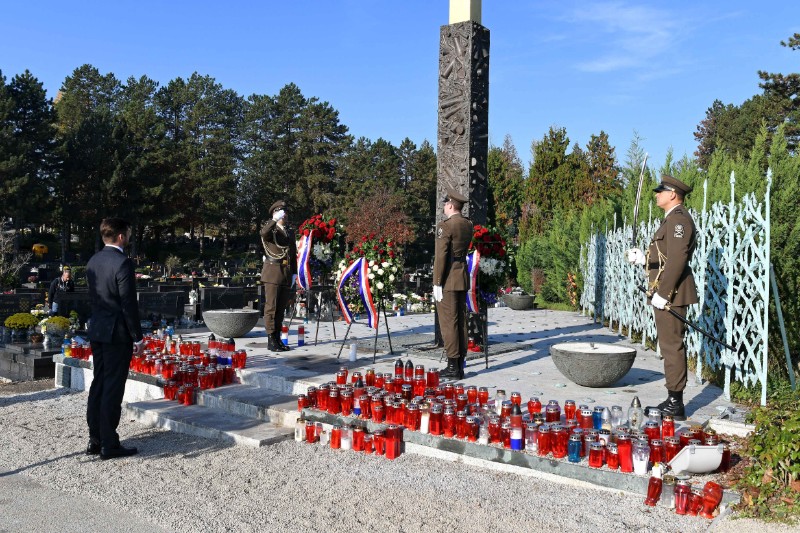 Izaslanik predsjednika Milanovića položio vijence na Mirogoju