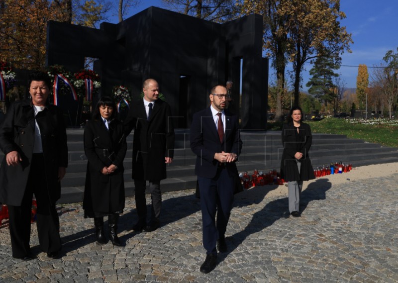 Izaslanstvo Grada Zagreba položilo vijence na Mirogoju