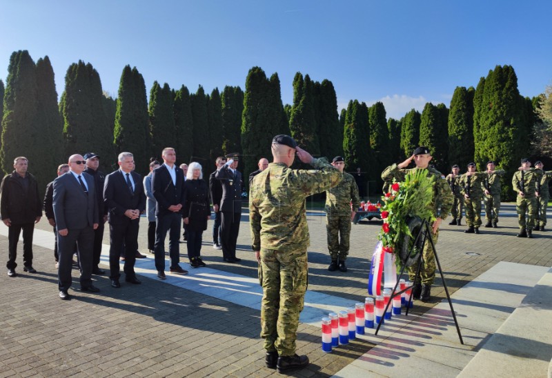 Vijenci na Memorijalnom groblju u Vukovaru povodom blagdana Svih svetih