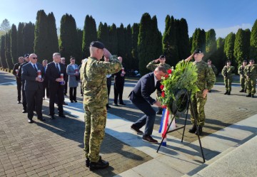 Vijenci na Memorijalnom groblju u Vukovaru povodom blagdana Svih svetih