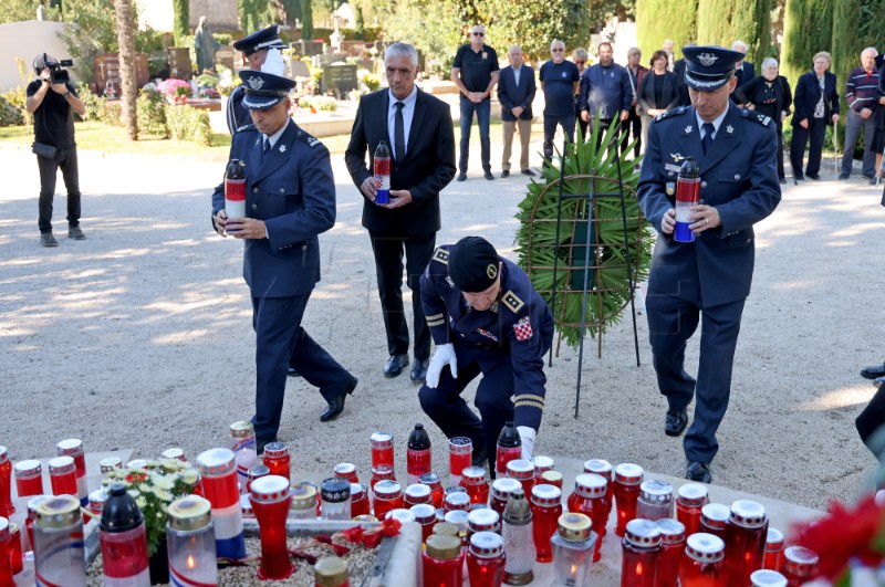 Zadar:  Vijenci i svijeće u spomen na poginule i nestale branitelje i civilne žrtve