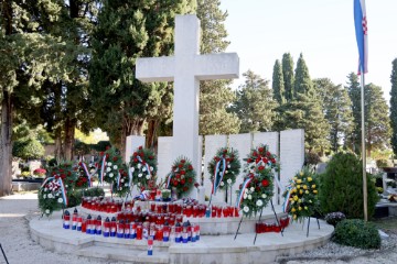 Zadar:  Vijenci i svijeće u spomen na poginule i nestale branitelje i civilne žrtve