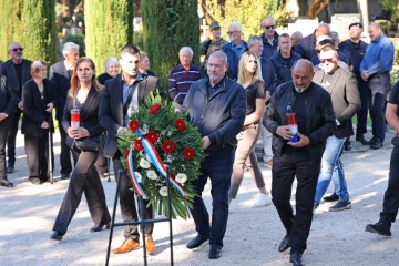 Zadar:  Vijenci i svijeće u spomen na poginule i nestale branitelje i civilne žrtve