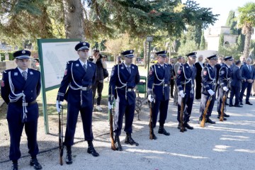 Zadar:  Vijenci i svijeće u spomen na poginule i nestale branitelje i civilne žrtve