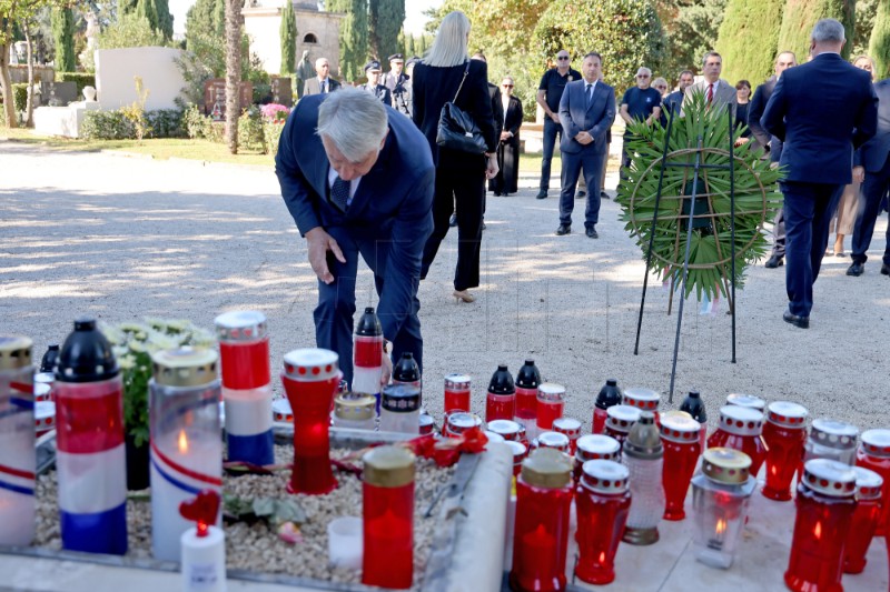 Zadar:  Vijenci i svijeće u spomen na poginule i nestale branitelje i civilne žrtve