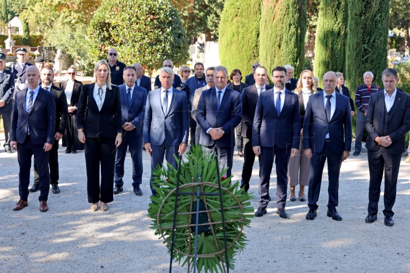 Zadar:  Vijenci i svijeće u spomen na poginule i nestale branitelje i civilne žrtve