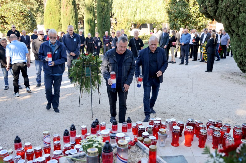 Zadar:  Vijenci i svijeće u spomen na poginule i nestale branitelje i civilne žrtve