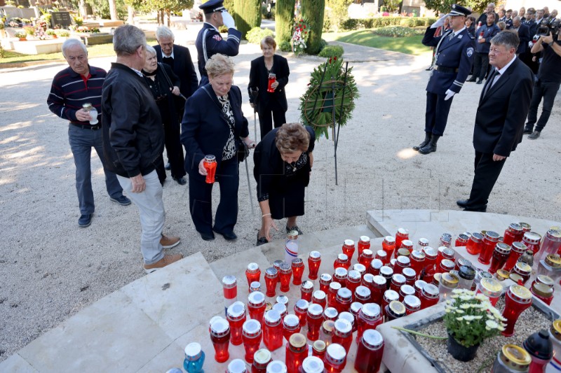 Zadar:  Vijenci i svijeće u spomen na poginule i nestale branitelje i civilne žrtve