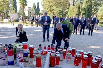 Zadar:  Vijenci i svijeće u spomen na poginule i nestale branitelje i civilne žrtve