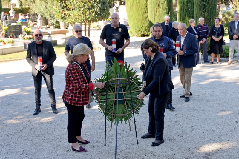 Zadar:  Vijenci i svijeće u spomen na poginule i nestale branitelje i civilne žrtve